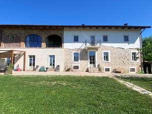an external view of a large stone house at Tempo al Tempo in Villadeati