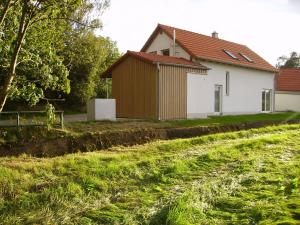 una casa con un campo de hierba delante de ella en Wiflinger Graben Einfamilienhaus en Wörth