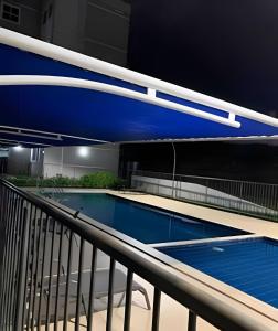 a swimming pool on top of a building at Safiras Premium | Seu conforto em Cuiabá in Cuiabá