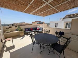 a patio with a table and chairs on a balcony at La Dimora sotto le Stelle in Noto