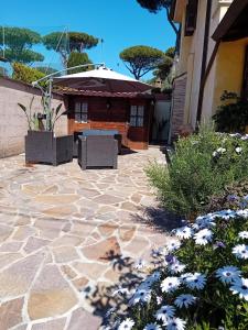 a patio with a table and an umbrella at Aghi&Salsedine in Anzio