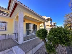 a home with a balcony and a house at Sítio D'Elvas in Elvas