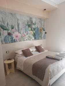 a bedroom with a bed and a painting on the wall at Glamonia rooms in Campobasso