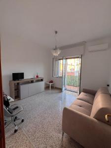 a living room with a couch and a tv at HAKUNA MATATA Elegant Apartment in Central Taranto in Taranto