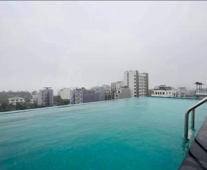 a large swimming pool on the roof of a building at Thăng Long II hotel FLC in Lôc Hải
