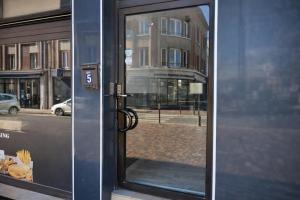 a door with the number six on the side of a building at Au Carnot in Douai