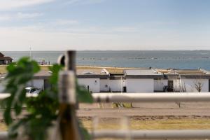a view of a row of buildings and the ocean at StrandMöwe in Burgtiefe auf Fehmarn 