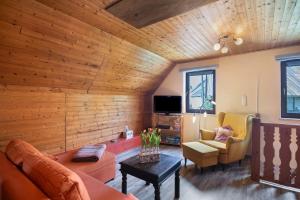 a living room with a couch and a chair at Toms Hütte in Udler