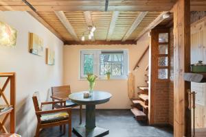 a room with a table and chairs and a window at Toms Hütte in Udler