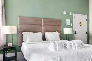 a bedroom with a large bed with white sheets and pillows at King Suite 2nd FloorHotel Boutique in Savannah