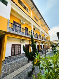 a building with yellow and white at Pousada H&D in Angra dos Reis