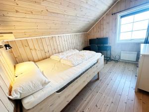 a room with a bed in a wooden wall at Trysilbua 1173 in Trysil +5 photos
