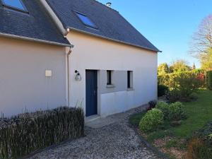 a white house with a black roof at Ker valou in Hénansal
