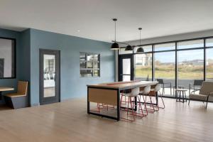 a kitchen and dining room with a table and chairs at StudioRes by Marriott Jackson, TN in Jackson