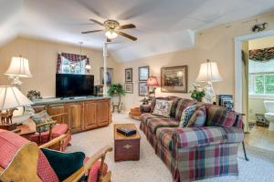 a living room with a couch and a tv at Pool Access! Cozy Couple's Getaway in Kilmarnock in Kilmarnock