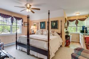 a bedroom with a bed and a ceiling fan at Pool Access! Cozy Couple's Getaway in Kilmarnock in Kilmarnock +23 photos
