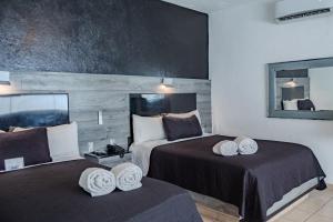 a hotel room with two beds with towels on them at Best Western Plus Luna del Mar in Manzanillo +31 photos