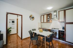 a kitchen and dining room with a table and chairs at Apartman Mimi - Pula airport in Pula