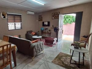 a living room with a couch and a table at 2 CHAMBRES SALON MEUBLé in Yamoussoukro