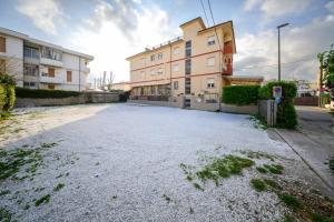 an empty parking lot in front of a building at Hotel Laurin in Lido di Camaiore