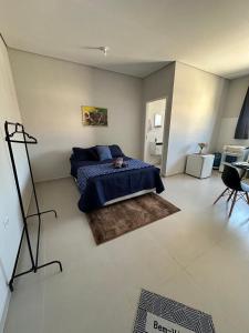 a bedroom with a bed and a table in it at 04 Studios centro,proximo a rodoviaria-itapeva sp in Itapeva