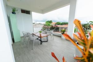 a patio with a table and chairs on a balcony at Cevero Rodriguez Hotel Boutique in Yurimaguas