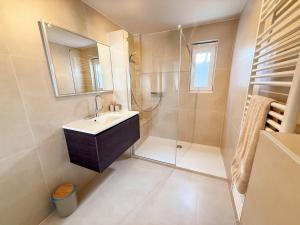 a bathroom with a sink and a shower at Vakantiewoning Goed Thuis in Dilsen-Stokkem +15 photos