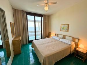 a bedroom with a bed and a large window at Appartamento Zipser II in Grado