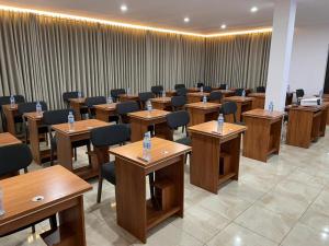 a room with rows of desks and chairs at Hotel Viajante in Landusane +17 photos