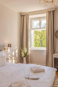 a bedroom with a white bed and a window at Parkview Boutique Apartments in Vienna