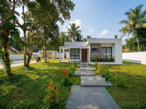 a house with a walkway in front of it at Villa Grazia 99 in Katuneriya