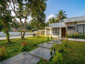 a house with a garden in front of it at Villa Grazia 99 in Katuneriya
