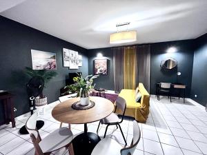 a living room with a table and a couch at Spacieux et lumineux Appartement T3 Cayenne in Cayenne +12 photos