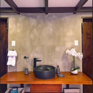 a bathroom with a sink on a wooden counter at Cardedeu Domos in Álvarez