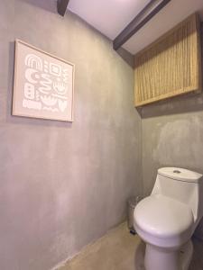 a bathroom with a toilet and a picture on the wall at Cardedeu Domos in Álvarez