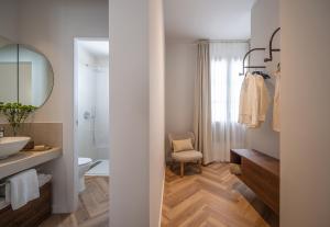 a bathroom with a sink and a toilet and a mirror at Casa Palacio Taubin in Granada