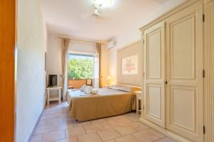 a hotel room with a bed and a window at A.I.R. Hotel Gabbiano in Isola Rossa