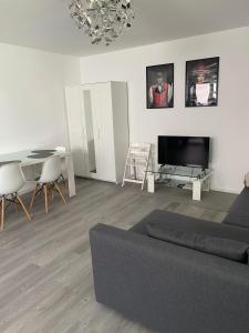 ein Wohnzimmer mit Sofa und Tisch in der Unterkunft Schuttig in Elzach