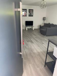 ein Wohnzimmer mit Sofa und Tisch in der Unterkunft Schuttig in Elzach