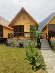 a house with a staircase in front of it at The Corbett Lads in Tota Ām