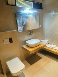 a bathroom with a toilet and a sink at The Corbett Lads in Tota Ām