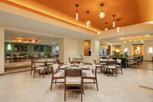 a dining room with tables and chairs in a restaurant at Fiesta Americana Guadalajara in Guadalajara +187 photos