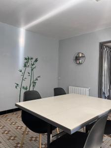 a meeting room with a white table and chairs at Déconnection in Saint-Cyr-des-Gâts +8 photos