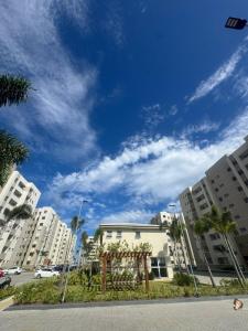 a city street with buildings and a blue sky at 7 min de Cabo Frio AP LISBOA in São Pedro da Aldeia