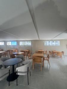 a room full of tables and chairs and tablesearcher at 7 min de Cabo Frio AP LISBOA in São Pedro da Aldeia