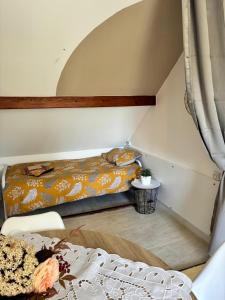 a small room with two beds and a table at LA Petite ferme 1 in Saint-Maur-des-Fossés +1 photo