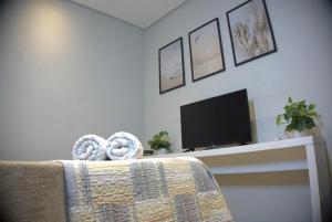 a living room with a tv and a couch at Studio Matriz 1 e 2 in São Sebastião