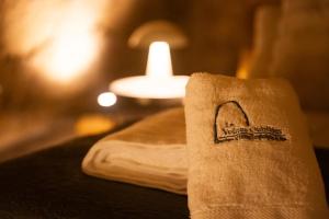 a towel sitting on top of a table with a lamp at La Voûte Etoilée in Doué-la-Fontaine