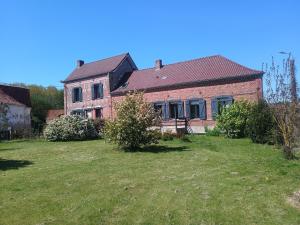 an old brick house with a yard in front of it at demeure à la campagne in Conchy-sur-Canche