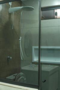 a bathroom with a shower and a toilet at Kitnet confortável in Foz do Iguaçu